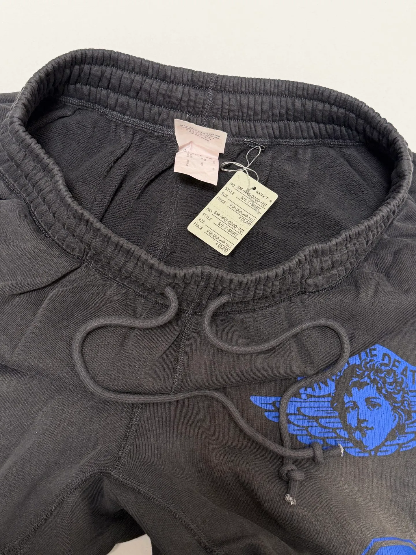 SAINT Mxxxxxx SWEAT PANTS/ANGEL/BLK Blue Angel Reborn Sweatpants Washed black S-XL Assute dyeing Sprayed on the whole piece to fade Wormhole destruction treatment Heavy fermentation washing to create NEW VINTAGE texture Factory four-needle and six-thread workmanship No bone seams More comfortable to wear Genuine grade crack printing/correct accessories